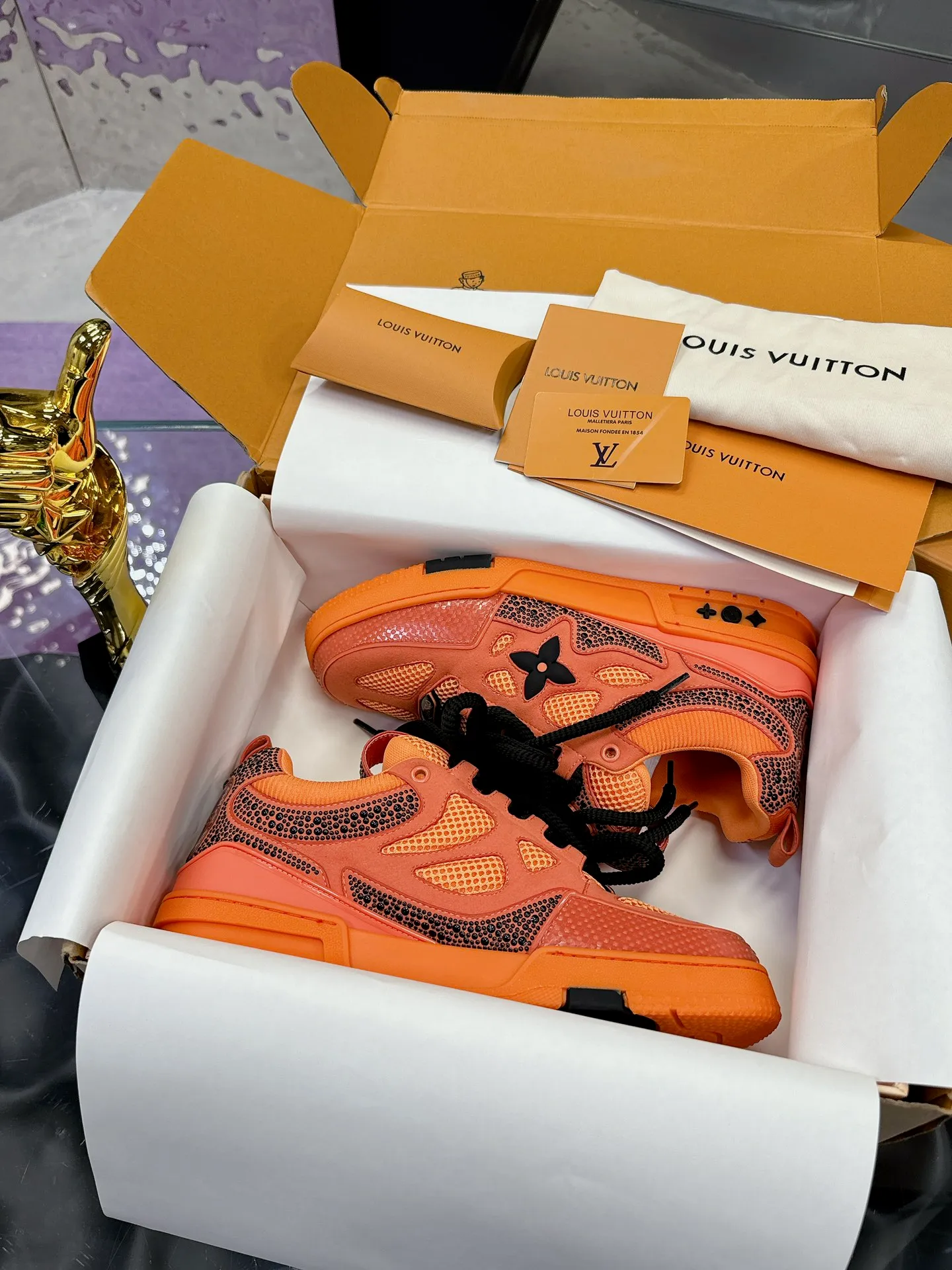 Men's shoes 💰900❤️❤️❤️ 𝙇𝙑 Bread shoes have added new colors 💓 Craftsmanship series 𝟐𝟎𝟐5/𝐒𝐒 𝐧𝐞𝐰 Louis Vuitton catwalk skate shoes are popular, LOUIS VUITTON Trainer is undoubtedly one of the most successful Sneakers launched by luxury brands, but the pace of exploration will not stop. LOUISVUITTON will also bring a new series of skateboard shoes in the spring of 2025. The new series in the picture returns to the 90s Chunky Skate Shoes look and feel. The uppers are made of leather and mesh. The fat silhouette and thick shoelaces are very eye-catching. It is expected to have quite a few colors like the Trainer. Judging from the previous DIOR show skate shoes, this chunky style may be even stronger next year. 💎 Size: Female 35-40 Male 39-46